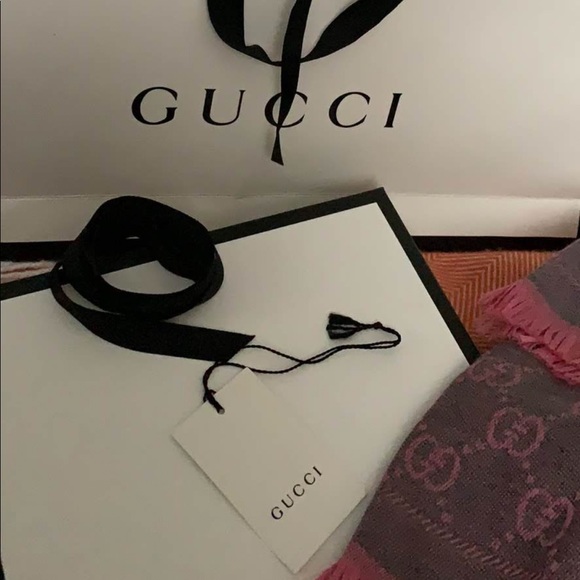 Gucci 2 ways shawl - Picture 2 of 3